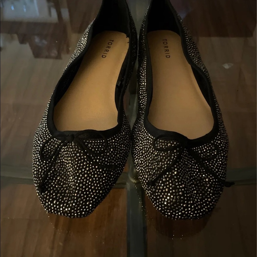 Black flat dress shoes